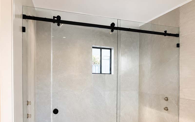 Semi-Frameless glass shower screen installation